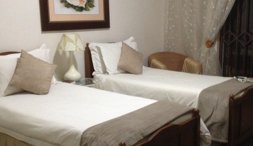 Chambre Confort avec lits jumeaux, 2 lits une place, réfrigérateur et four à micro-ondes