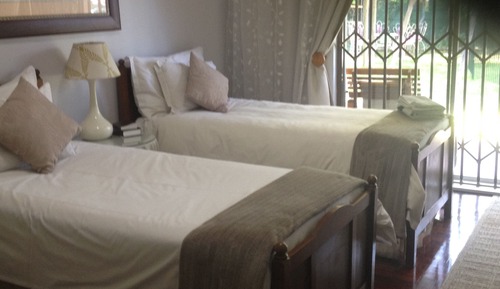 Chambre Confort avec lits jumeaux, 2 lits une place, réfrigérateur et four à micro-ondes, vue jardin