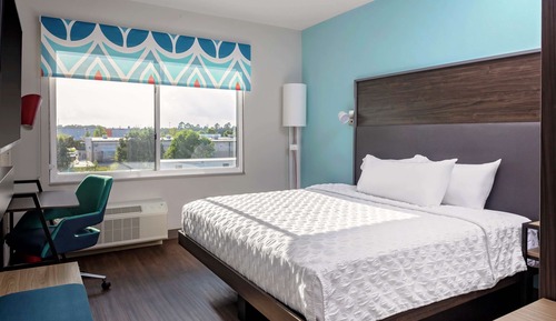 Chambre, 1 très grand lit, accessible aux personnes à mobilité réduite (Hearing)