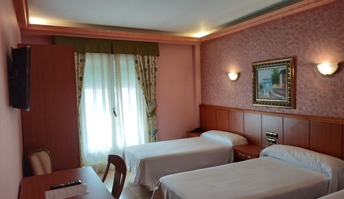 Chambre Triple, 3 lits une place, non-fumeurs, vue ville
