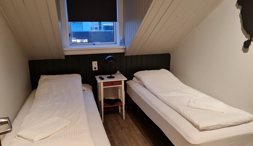 Chambre avec lits jumeaux, salle de bains commune (Small)