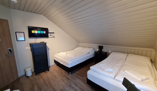 Chambre Familiale, salle de bains commune