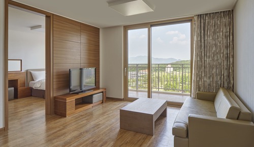 WEST Tower Suite B (Kitchen/Standard/Double)