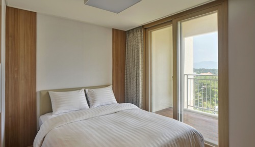 WEST Tower Suite A (Kitchen/Standard/Double)