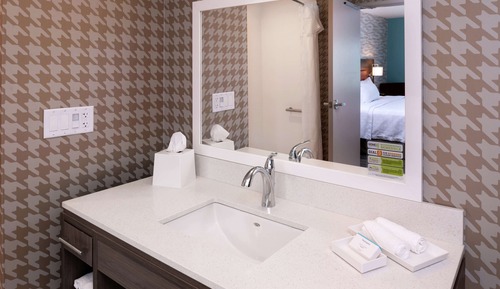Suite, 1 très grand lit, accessible aux personnes à mobilité réduite, baignoire (Mobility & Hearing)