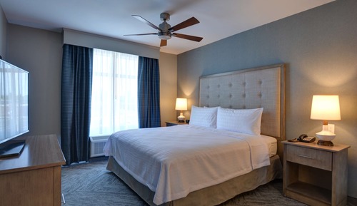 Suite, 1 très grand lit, accessible aux personnes à mobilité réduite (Roll-In Shower)