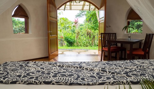 Bungalow Exclusif, 1 très grand lit, vue vallée, côté jardin