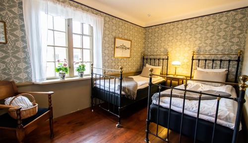 Chambre Standard avec lits jumeaux, salle de bains commune
