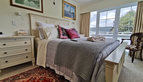 Chambre Supérieure, 1 grand lit, salle de bains attenante, vue lac