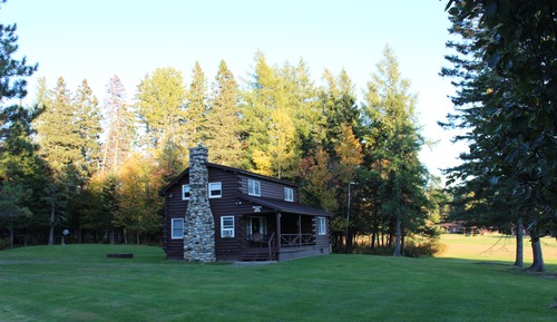 Cabane, plusieurs lits, vue montagne