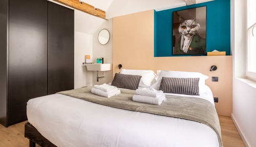 Appartement Supérieur, salle de bains attenante, vue cour intérieure (Le Beffroi)