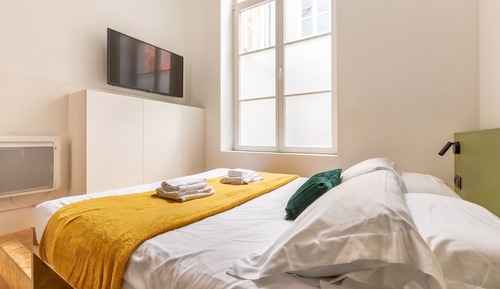 Appartement, salle de bains attenante, vue cour intérieure (Le Foch)