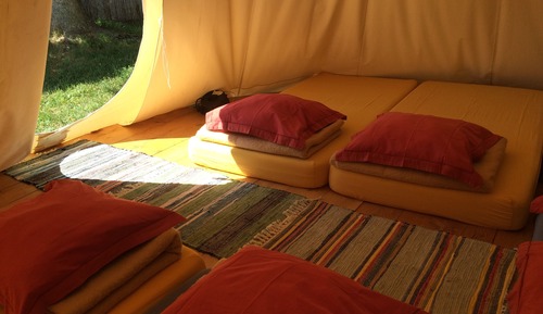 Tente, salle de bains commune