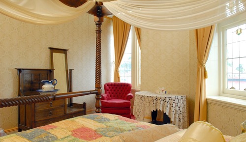 Chambre, salle de bains commune