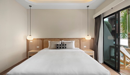 Chambre Deluxe, 1 très grand lit, balcon, vue piscine
