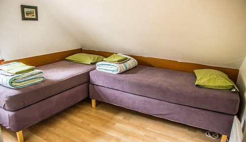 Chambre avec lits jumeaux, salle de bains commune
