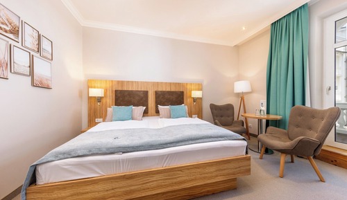 Chambre Double, balcon, vue partielle sur la mer