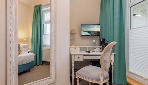 Chambre Simple, balcon, vue partielle sur la mer