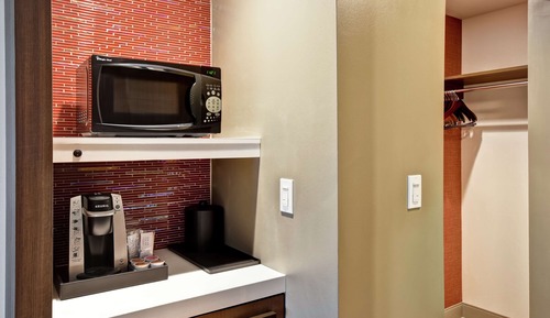 Chambre, 1 très grand lit, accessible aux personnes à mobilité réduite (Hearing)
