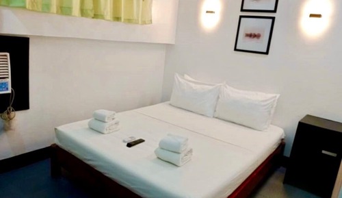 Chambre Double, 1 grand lit, accès piscine (Budget)