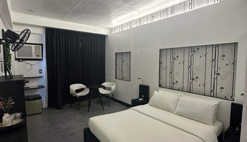Chambre Double Standard, 1 grand lit, accès piscine, vue jardin