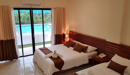Chambre Triple Deluxe, plusieurs lits, vue piscine, en bord de piscine