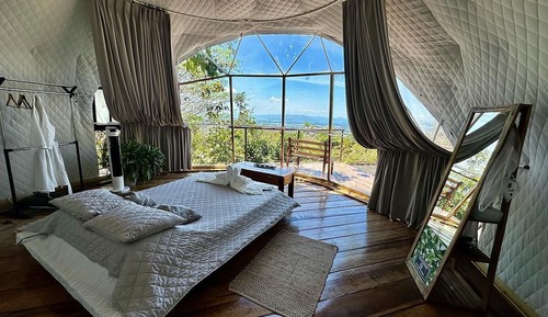 Tente Romantique, 1 grand lit, bain à remous, côté montagne