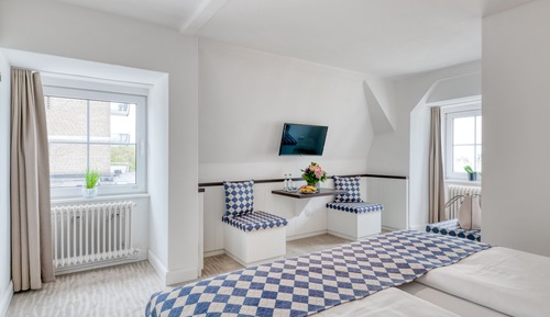 Chambre Double, vue partielle sur la mer