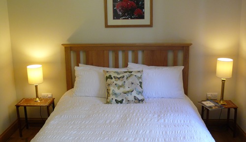 Chambre Double Supérieure, salle de bains attenante, vue cour intérieure