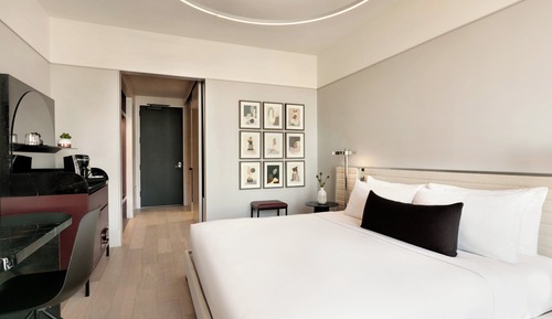 Suite, 1 très grand lit, balcon, vue ville