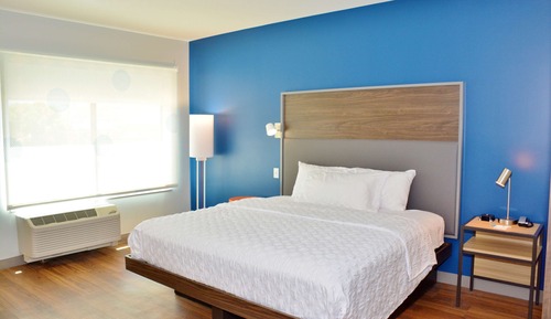 Chambre, 1 très grand lit, accessible aux personnes à mobilité réduite (Hearing)