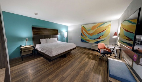 Chambre, 1 très grand lit, accessible aux personnes à mobilité réduite (Roll-In Shower)