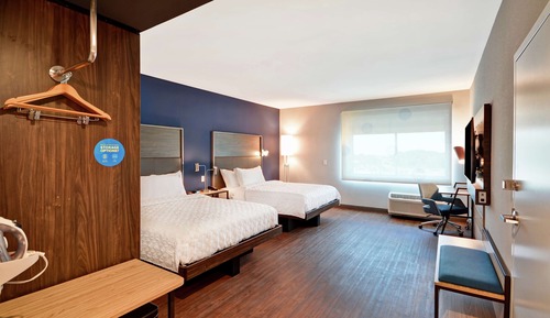 Chambre, 2 grands lits, accessible aux personnes à mobilité réduite, baignoire