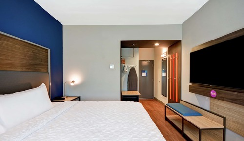 Chambre, 1 très grand lit, accessible aux personnes à mobilité réduite (Hearing)