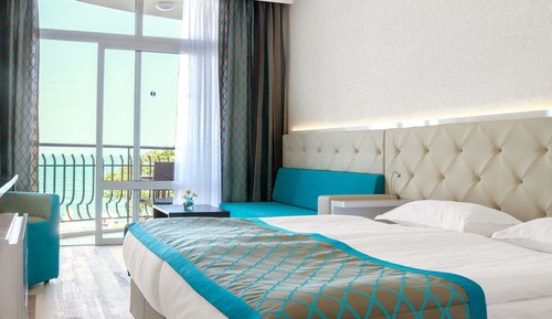 Chambre Double, balcon, vue partielle sur la mer