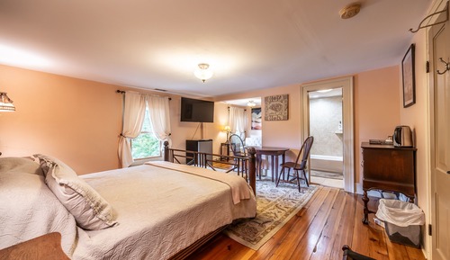 Chambre Triple Romantique, salle de bains attenante (Peaches and Cream )