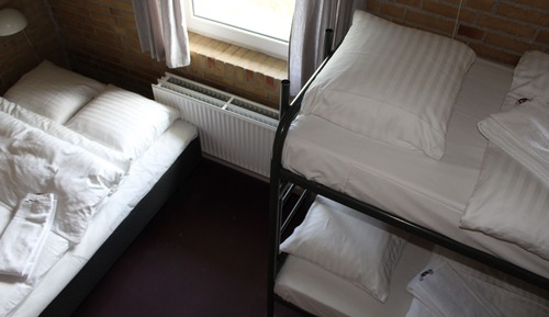 Chambre Familiale, salle de bains commune