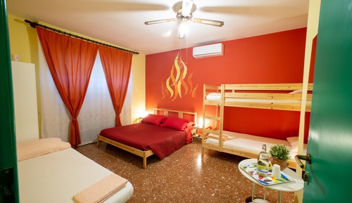 Chambre Familiale, plusieurs lits, salle de bains commune (Fuoco)
