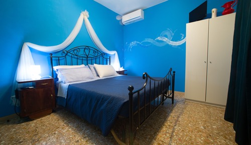 Chambre Double, 1 lit double, salle de bains commune (Acqua)