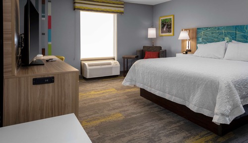 Chambre, 1 très grand lit, réfrigérateur et four à micro-ondes