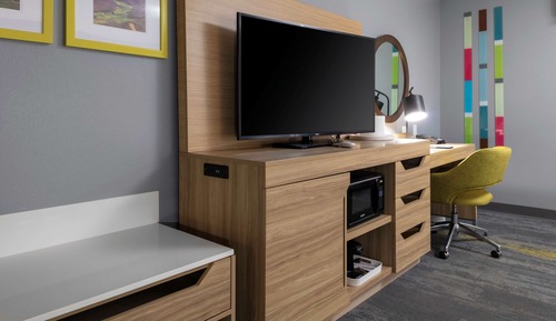 Chambre, 2 grands lits, réfrigérateur et four à micro-ondes