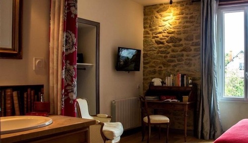 Chambre Double, salle de bains attenante, vue jardin