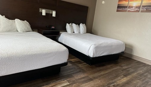Chambre, 2 grands lits, accessible aux personnes à mobilité réduite (Mobility, tub w grab bars)