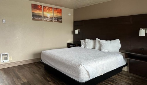 Chambre, 1 très grand lit, accessible aux personnes à mobilité réduite (Mobility, tub w grab bars)