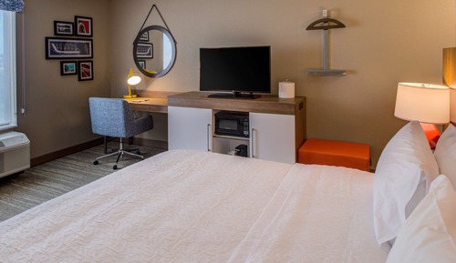 Chambre, 1 très grand lit, non-fumeurs, réfrigérateur et four à micro-ondes