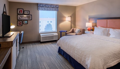 Chambre, 1 très grand lit, accessible aux personnes à mobilité réduite (Mobility & Hearing)
