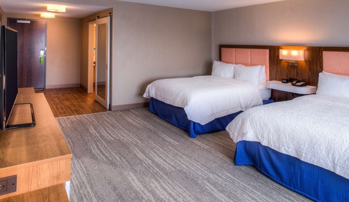Chambre, 2 grands lits, accessible aux personnes à mobilité réduite, baignoire (Mobility & Hearing)