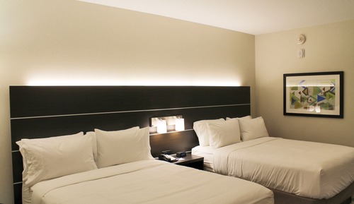Chambre Standard, 2 grands lits, accessible aux personnes à mobilité réduite (Comm, Bath Shwr Combo)