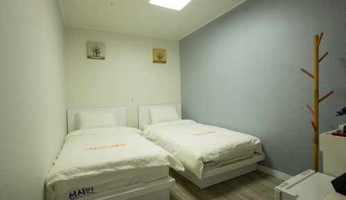 Chambre avec lits jumeaux, pas de fenêtre