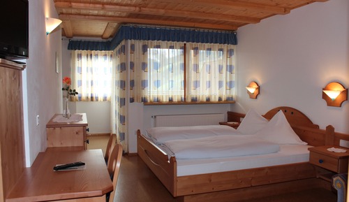 Chambre Double Familiale, baignoire, vue vallée